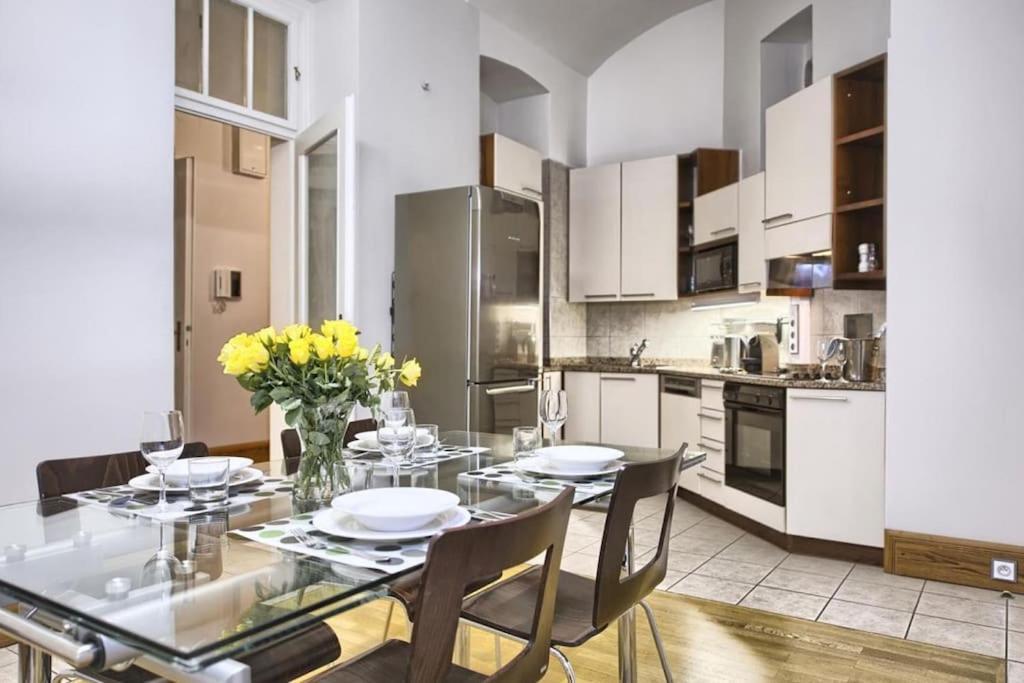 Heritage Haven Charming 3br Center Apartment *
