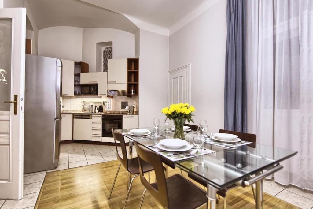 Heritage Haven Charming 3br Center Apartment