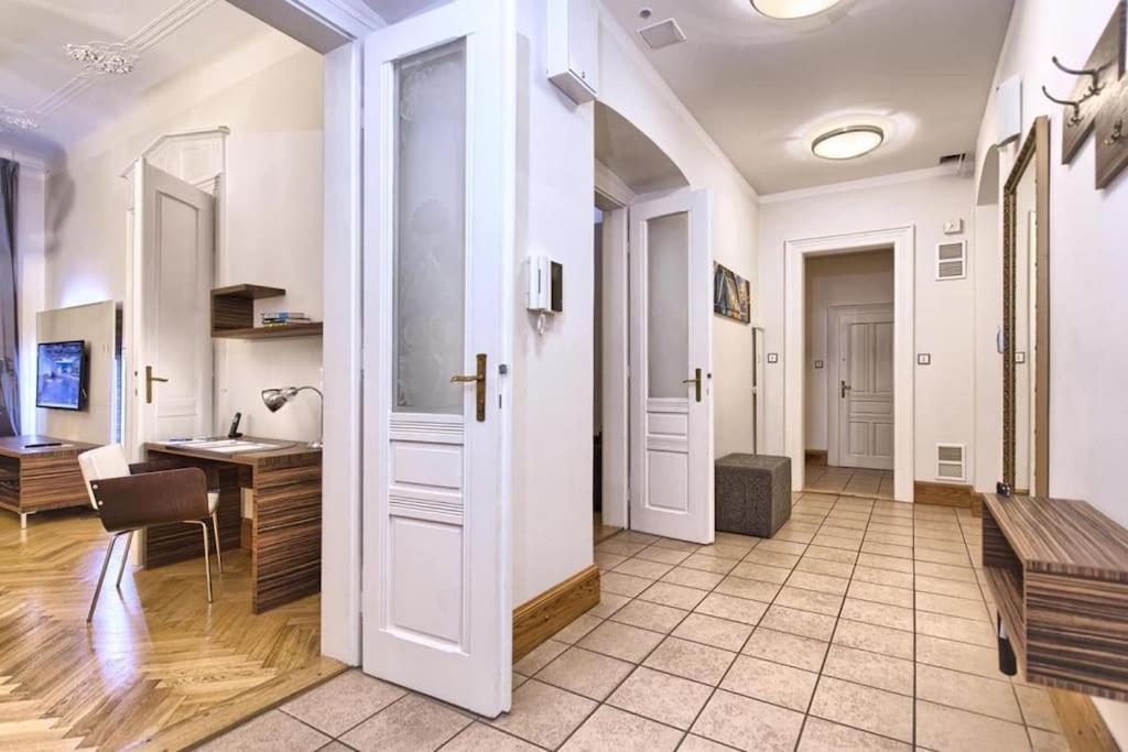 Heritage Haven Charming 3br Center Apartment