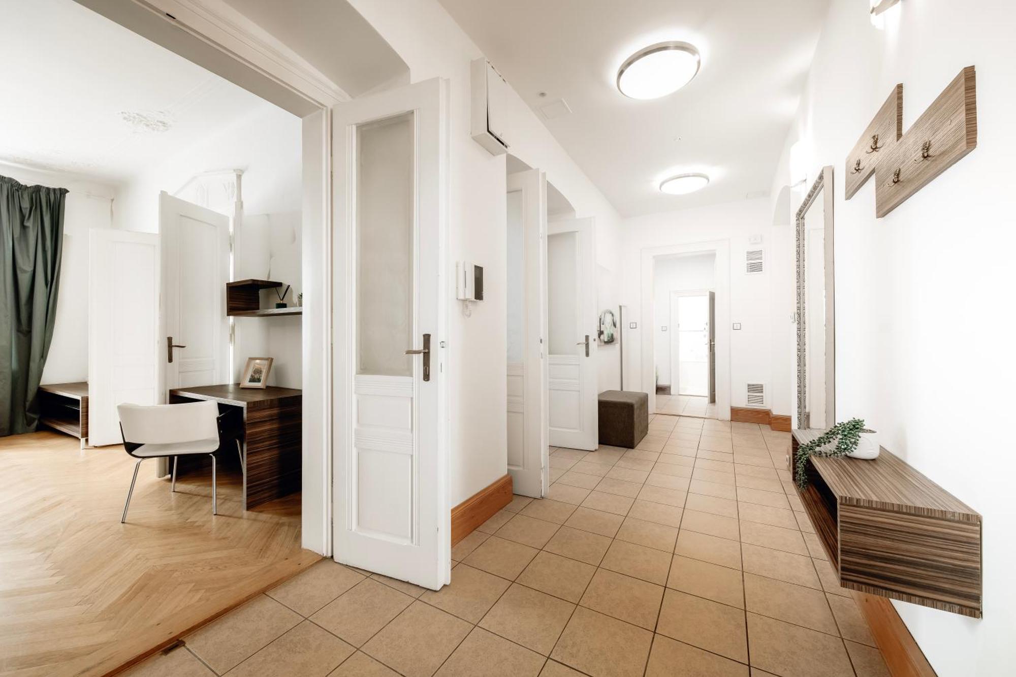 Heritage Haven Charming 3br Center Apartment